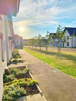 3 bed house with parking near airport
